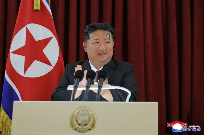 Kim Jong Un hélt ávarp í sendiráði Rússlands í Pyongyang í gær.