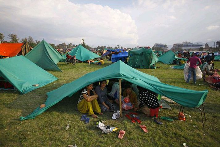 Enn er leitað að fólki í rústum í Nepal og skortur er á læknum og hjálpargögnum. Eftirskjálftar eru stórir. Kröftugur skjálfti reið yfir í gærmorgun og fólk er óttaslegið vegna þeirra og kýs að sofa undir berum himni.