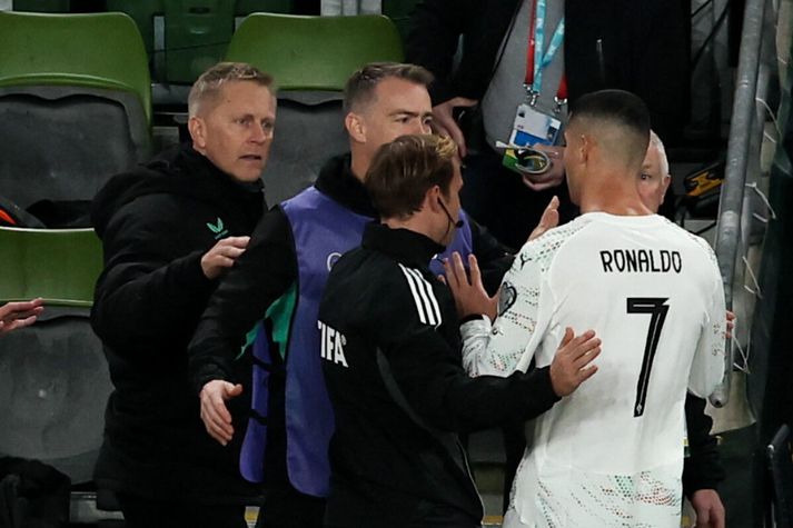 Cristiano Ronaldo vildi endilega ræða við Heimi Hallgrímsson eftir rauða spjaldið sem hann fékk á móti Írum. Fróðlegt verður að sjá 5. desember hvort liðin gætu mögulega mæst á HM, komist Írland á mótið.