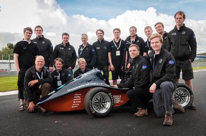 Alls 20 úr hópnum ferðuðust með bílnum á Silverstone-kappaksturbrautina í Bretlandi.
