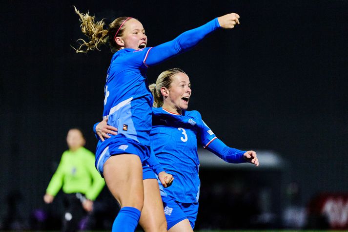 Hlín Eiríksdóttir og Sandra María Jessen ætla sér á HM í Brasilíu. Nú er ljóst hverjum Ísland mætir í undankeppninni.