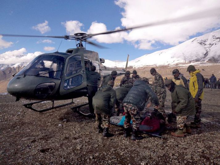 Herþyrlur taka þátt í leitinni á óveðursvæðinu en sem stendur hefur um 140 manneskjum verið bjargað og margra er enn saknað.