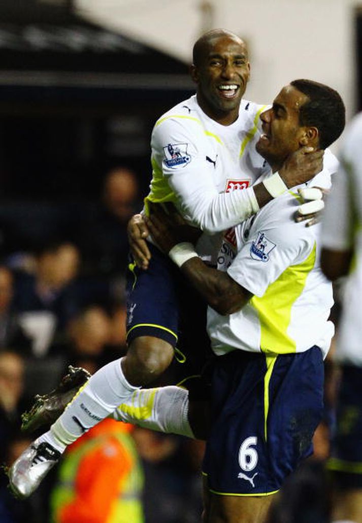 Tom, eða Tommy, Huddlestone, fagnar ásamt Jermaine Defoe.