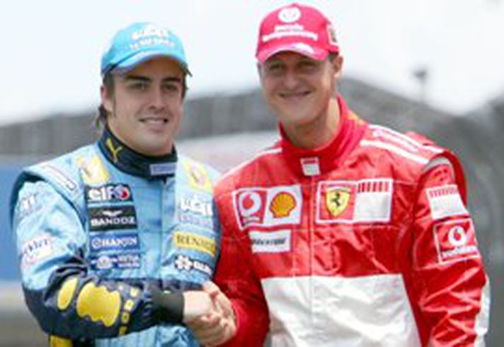 Prinsinn og kóngurinn - Alonso og Schumacher, takast hér í hendur eftir Brasilíukappaksturinn um liðna helgi.