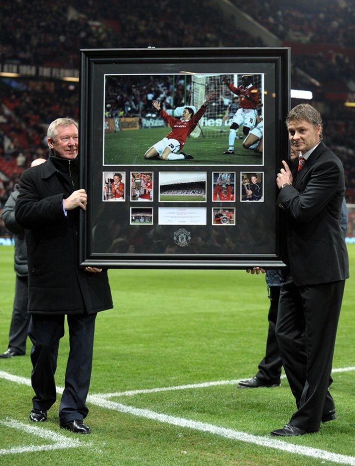Goðsögnin Ole Gunnar Solskjær var formlega kvaddur í kvöld og fékk þessa veglegu kveðjugjöf fyrir leik. Nordic Photos/AFP