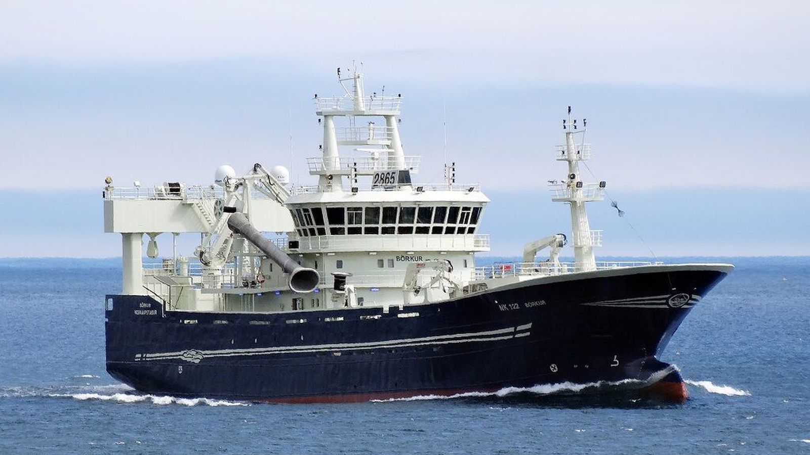 Eld­haf gaus upp í vélar­rúmi og skipið rak í þrjá tíma