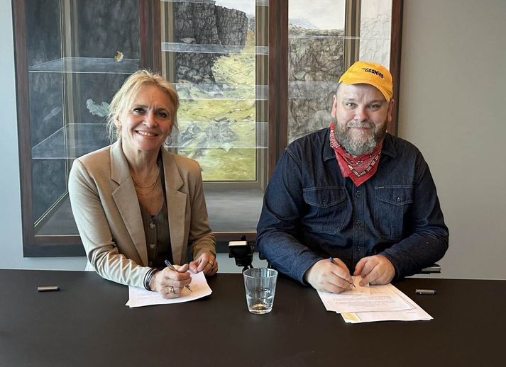Þorgerður Katrín Gunnarsdóttir utanríkisráðherra og Haraldur Þorleifsson að lokinni undirskrift í gær.