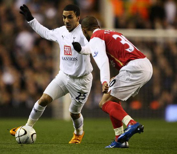 Aaron Lennon í baráttu við Armand Traore í leiknum í kvöld.