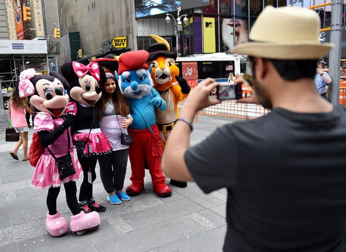 Hinir handteknu eru á aldrinum 25 til 40 ára.