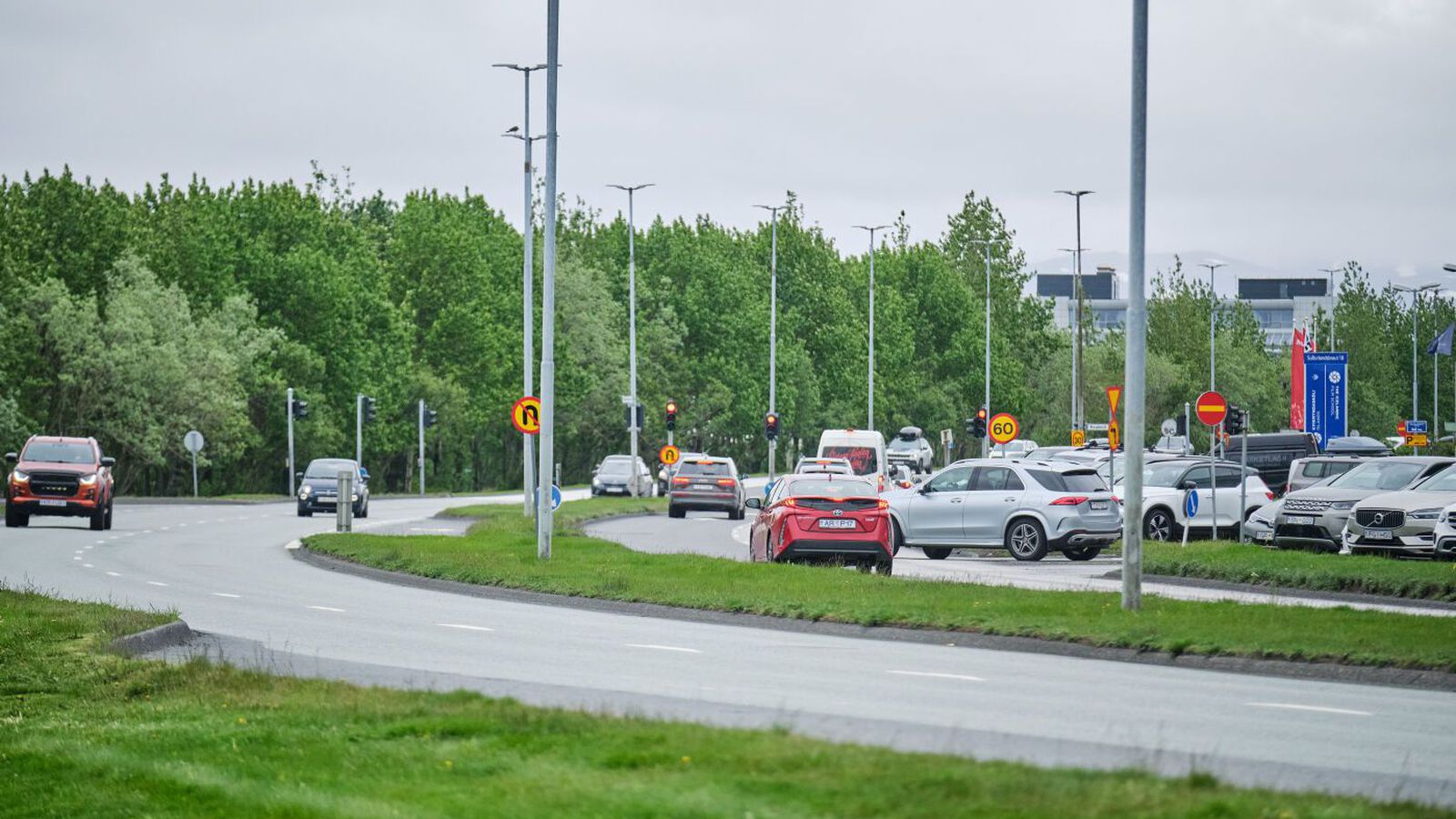Mörg þúsund manns hafa skrifað undir af­nám kíló­metra­gjaldsins