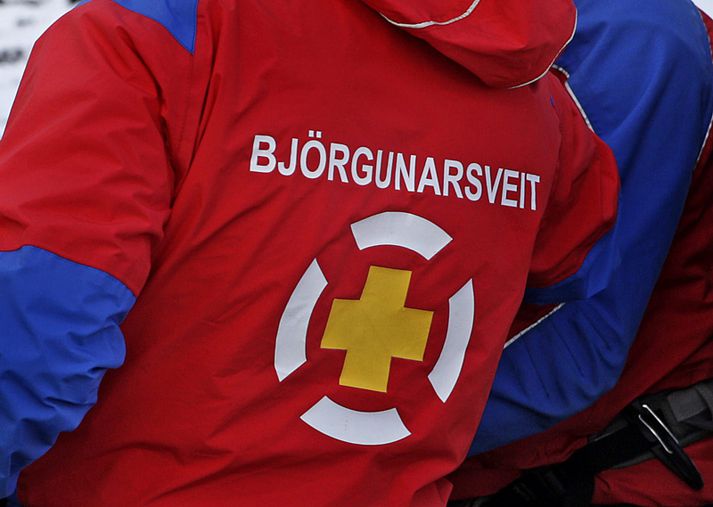Björgunarbátar náðu að losa bátinn af sandrifinu þar sem hann sat fastur og drógu hann þaðan til Hjalteyrar.