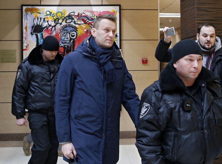 Alexei Navalní í lögreglufylgd í Moskvu í lok janúar.