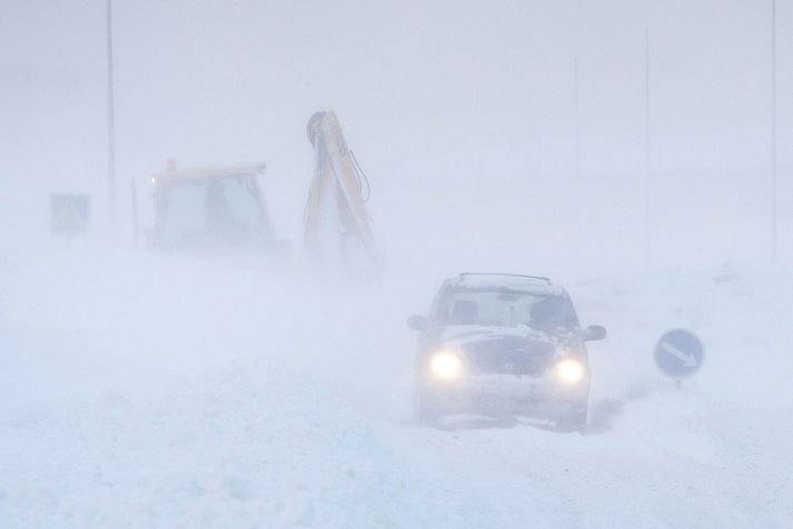 Eini vegurinn sem tengir Suðurlandið við höfuðborgarsvæðið og er opinn er Suðurstrandavegurinn á milli Þorlákshafnar og Grindavíkur.