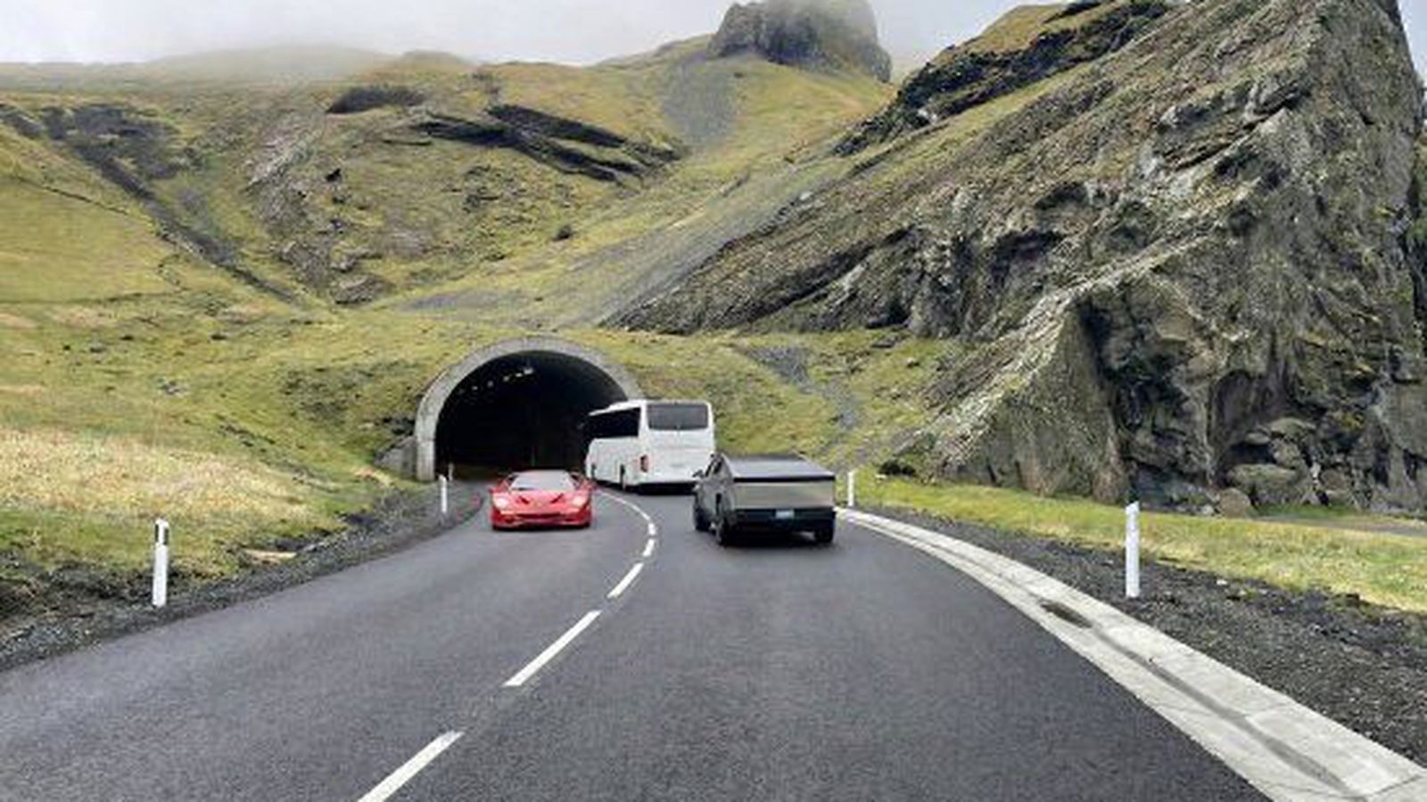 Tesla Cybertruck og Ferrari í Vest­manna­eyjagöngum