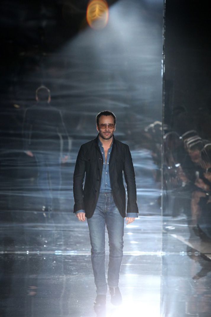 Hér má sjá Tom Ford í "denim on denim" í lok sýningar sinnar í gær.