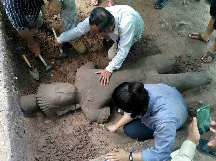 Fornleifafræðingar á Angkor-svæðinu fundu styttuna á laugardaginn en fætur hennar og handleggir hafa brotnað af í tímans rás.