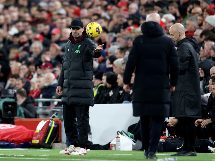 Klopp tekur á móti boltanum á hliðarlínunni í dag.