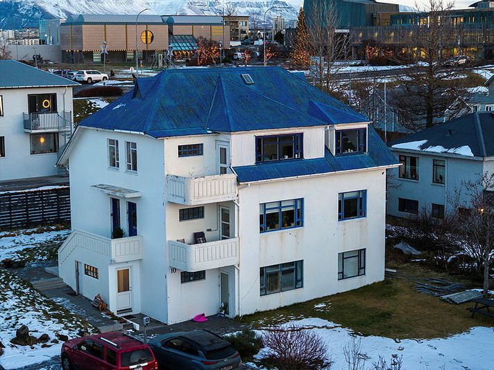 Maðurinn var búsettur í þessu húsi við Skjólbraut í Kópavogi.
