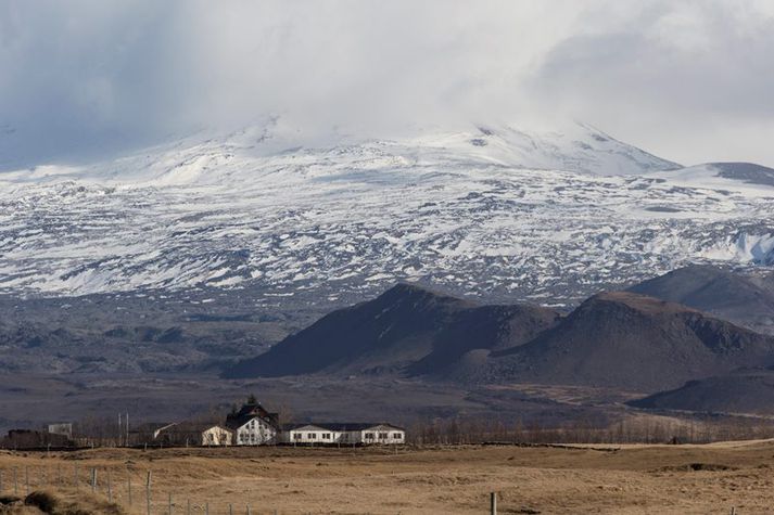 Fjallið er rækilega vaktað frá lögreglustöðinni á Hvolsvelli þaðan sem hægt er að lesa á skjálftamæla og annan mælabúnað á fjallinu.