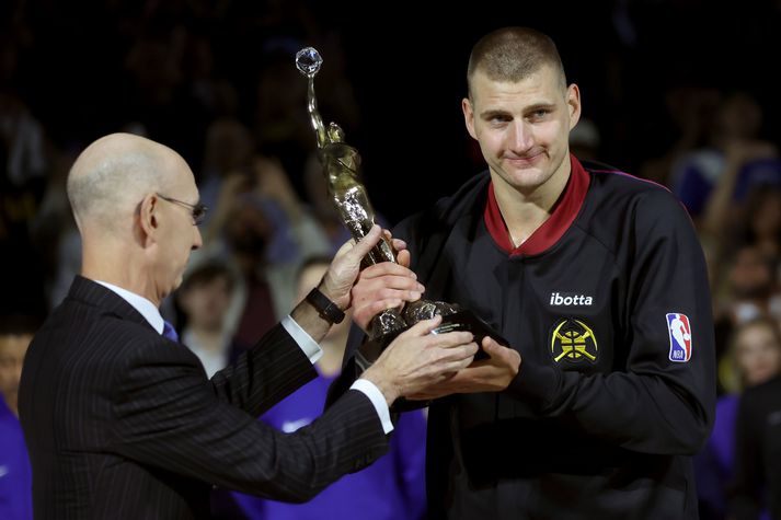Nikola Jokic tekur við MVP-styttunni úr hendi Adams Silver, yfirmanns NBA-deildarinnar.