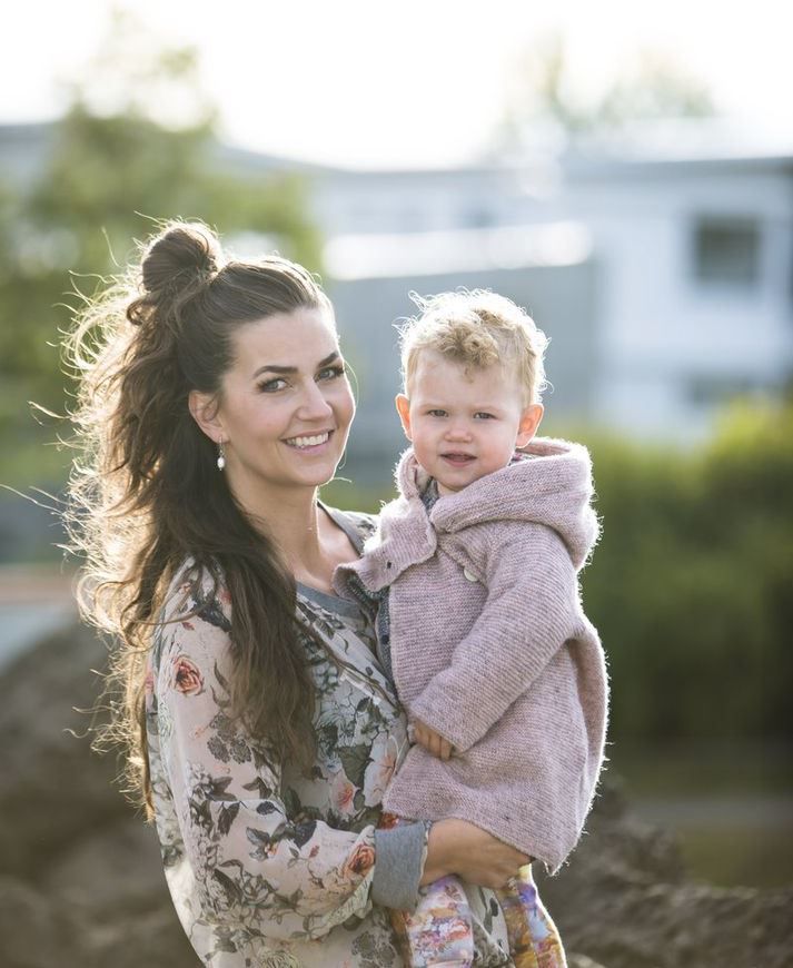 Guðrún Árný ásamt dóttur sinni, Hönnu Lóu, en söngkonan saumaði fötin á hana, kápuna og buxur.