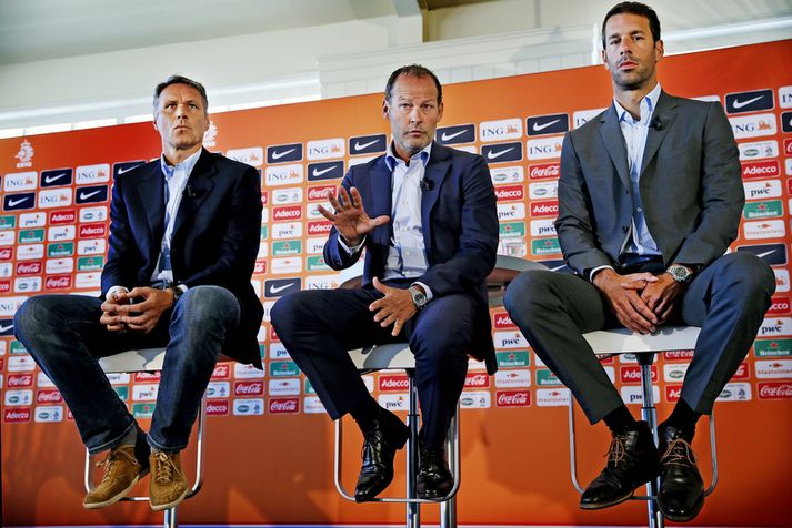 Marco van Basten og Ruud van Nistelrooy sitthvoru megin við aðalmanninn Danny Blind.