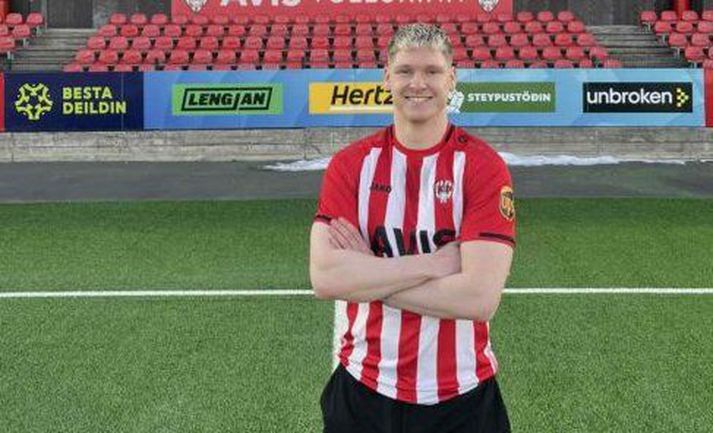 Adam Árni Róbertsson kominn í Þróttarabúninginn og að skoða aðstæður í Laugardalnum.