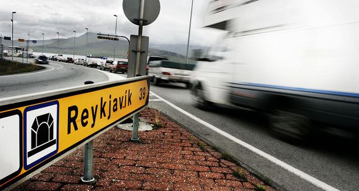 Búist er við því að margir landsmenn leggi af stað út á þjóðvegi landsins um helgina til þess að njóta sveitasælunnar með fjölskyldu og vinum. Umferðarstofa ítrekar við ökumenn að sýna aðgát og þolinmæði í umferðinni.fréttablaðið/daníel