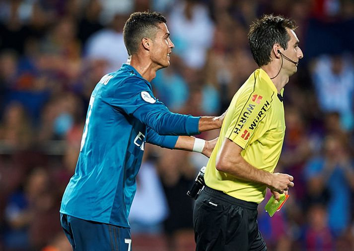 Ronaldo ýtir við De Burgo Bengoetxa.