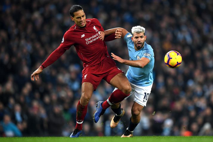 Sergio Aguero hjá Manchester City í baráttunni við Virgil van Dijk hjá Liverpool.