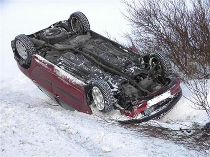 Þessi bíll valt í Kópavogi um helgina