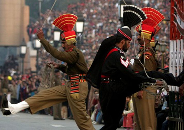 Indverskir og Pakistanskir landamæraverðir voru við árlega minningarathöfn í gær.