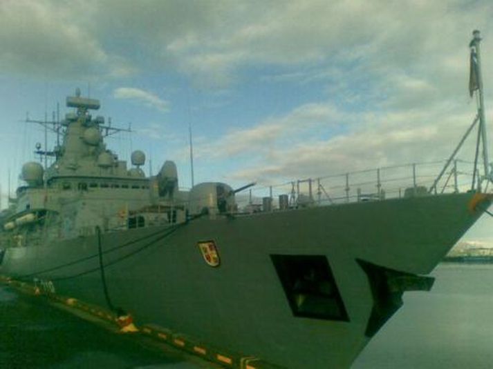 Þýska freigátan Meckelnburg-Vorpommern liggur í Reykjavíkurhöfn.