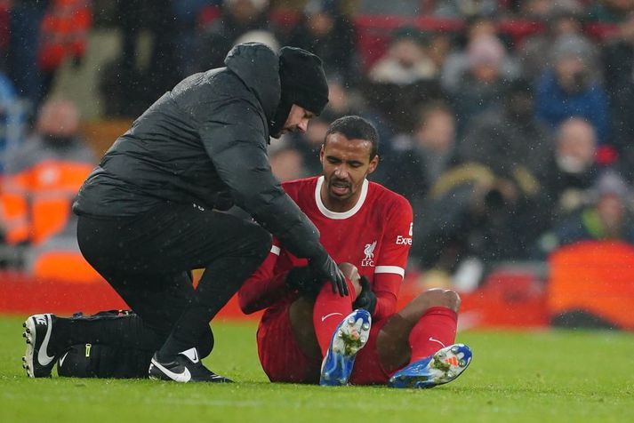 Joel Matip meiddist í hægra hnénu í leiknum við Fulham á sunnudaginn.
