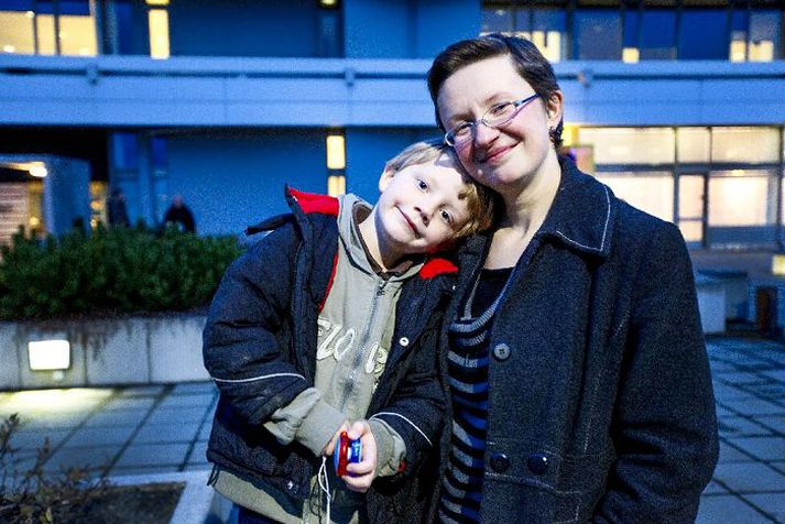 Renata Pesková Emilsson og sonur hennar, Jóhannes Guðmundsson, tala alltaf saman á tékknesku. Hún segir móðurmálið vera undirstöðu fyrir aðra tungumálakennslu. 