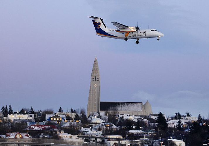 Flugfargjöld hjá Flugfélagi Íslands hækka 1. apríl. Árni Gunnasson forstjóri segir kostnað við útblástursheimildir eiga þátt í þeim hækkunum.fréttablaðið/stefán