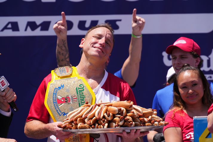 Joey Chestnut er goðsögn í lifanda lífi enda borðar enginn pylsur eins og hann.