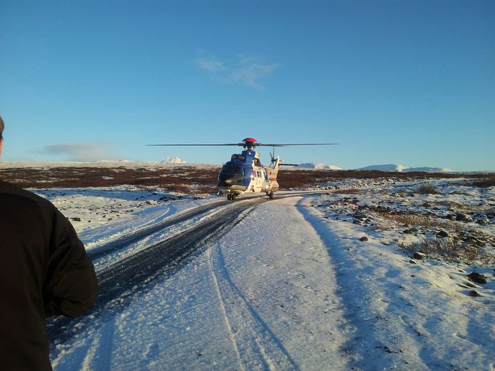 Hér má sjá þyrluna lenda á Þingvöllum á þriðja tímanum í dag. Tekin var skýrsla af skotveiðimönnunum.