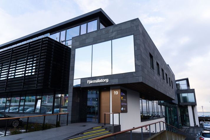 Arion banki tapaði tæplega tólf milljónum króna á að rifta ráðningarsamningi við starfsmenn sem sögðu upp til að stofna eigin rekstur í vátryggingamiðlun. 