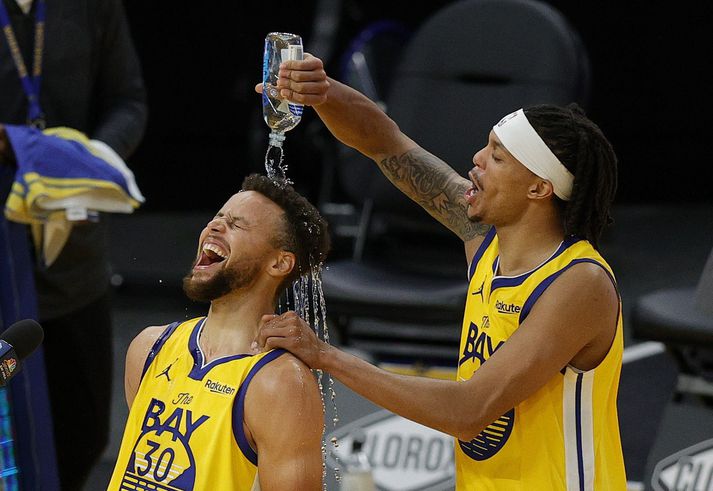 Damion Lee þurfti að kæla Stephen Curry niður eftir leikinn gegn Portland Trail Blazers.