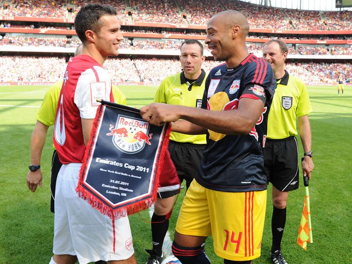 Robin van Persie, fyrirliði Arsenal og Thierry Henry, fyrrum fyrirliði Arsenal.