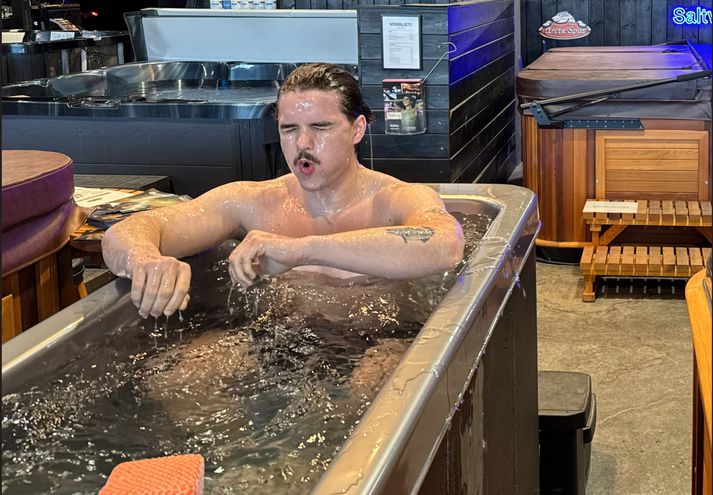 Ari Steinn Kristjánsson, framkvæmdastjóri Heitra potta, byrjar alla daga á því að skella sér í kaldan pott. „Maður verður skýrari í hausnum, fær meiri einbeitingu og meira úthald yfir daginn,“ segir hann.