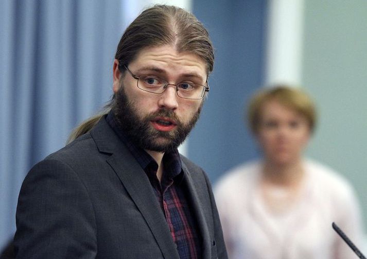 Helgi Hrafn, þingmaður Pírata, bendir á að ekki sé hægt að tryggja að fólk sé ekki beitt þrýstingi þegar það kýs á internetinu, heima hjá sér. 