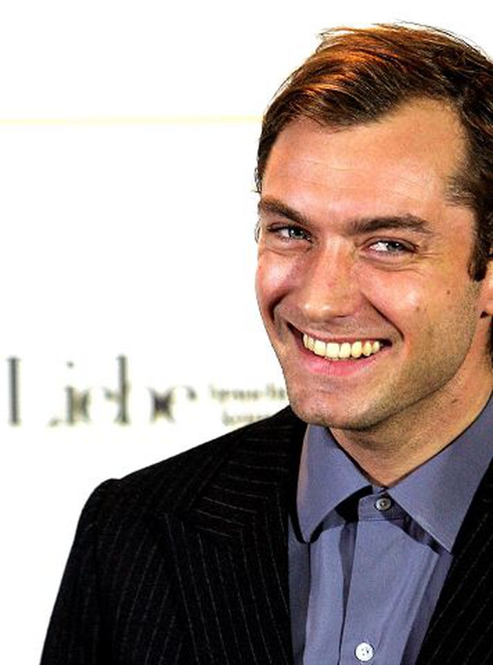 Fjölskyldumaður á Íslandi. Breski leikarinn Jude Law dvelst nú í vikutíma á Íslandi með börnum sínum þremur. Hann skellti sér á skauta í Laugardal á þriðjudaginn.
