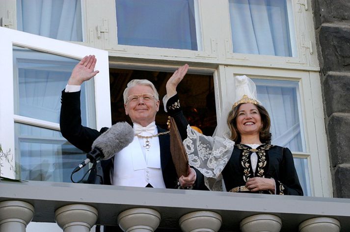 Frá innsetningu forseta Íslands árið 2008. Ólafur Ragnar Grímsson og Dorrit Moussaieff veifa til fjöldans.