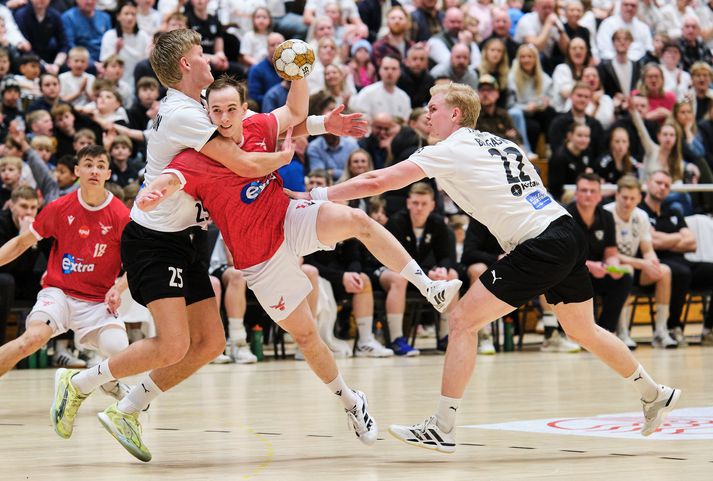 Frá leik fjögur í einvígi Vals og FH sem var gjörsamlega sturlaður handboltaleikur