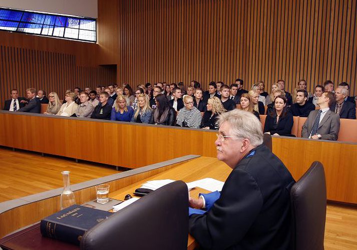 Þéttsetið var í Hæstarétti þegar málflutningur hófst og þurfti að vísa mörgum frá, meðal annars fjölmiðla­fólki.Fréttablaðið / gva