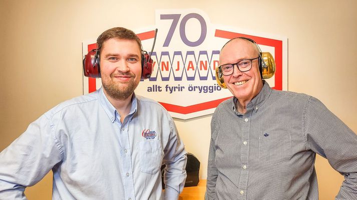Feðgarnir Gunnlaugur Egill Steindórsson aðstoðarframkvæmdastjóri (t.v.) og Steindór Gunnlaugsson framkvæmdastjóri. Samtals hafa þeir unnið hjá Dynjanda í 59 ár.