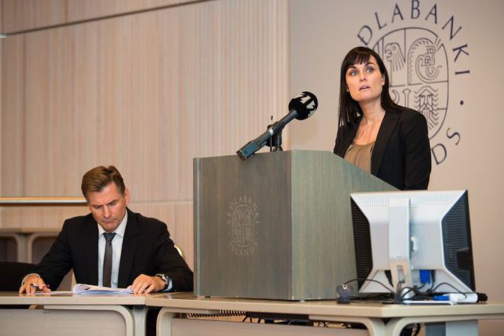 Í nýrri skýrslu Seðlabankans um fjármálastöðugleika, sem Sigríður Benediktsdóttir,framkvæmdastjóri fjármálastöðugleikasviðs bankans og Arnór Sighvatsson aðstoðarseðlabankastjóri, kynntu er bent á að viðskiptabankarnir þurfi að reikna með því að til þeirra verði gerðar auknar kröfur um eiginfjárstöðu. 
