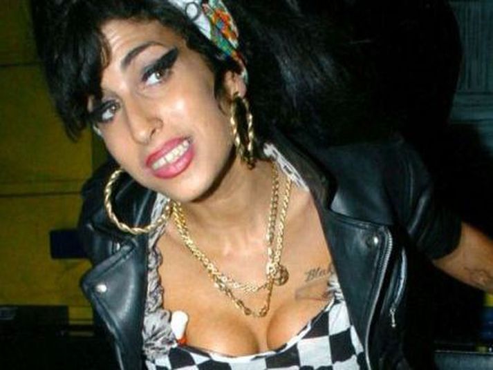 Amy Winehouse klukkan 04.30 nóttina sem hún útskrifaðist af spítalanum.
